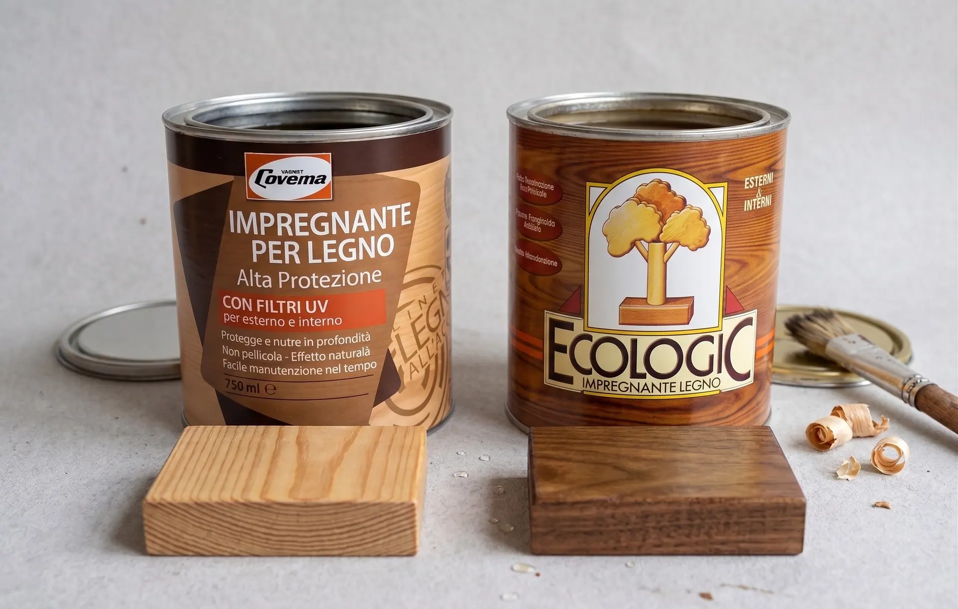 Le due latte a confronto, Impregnante per Legno Alta Protezione ed Ecologic, ciascuna con il proprio provino di legno appoggiato davanti