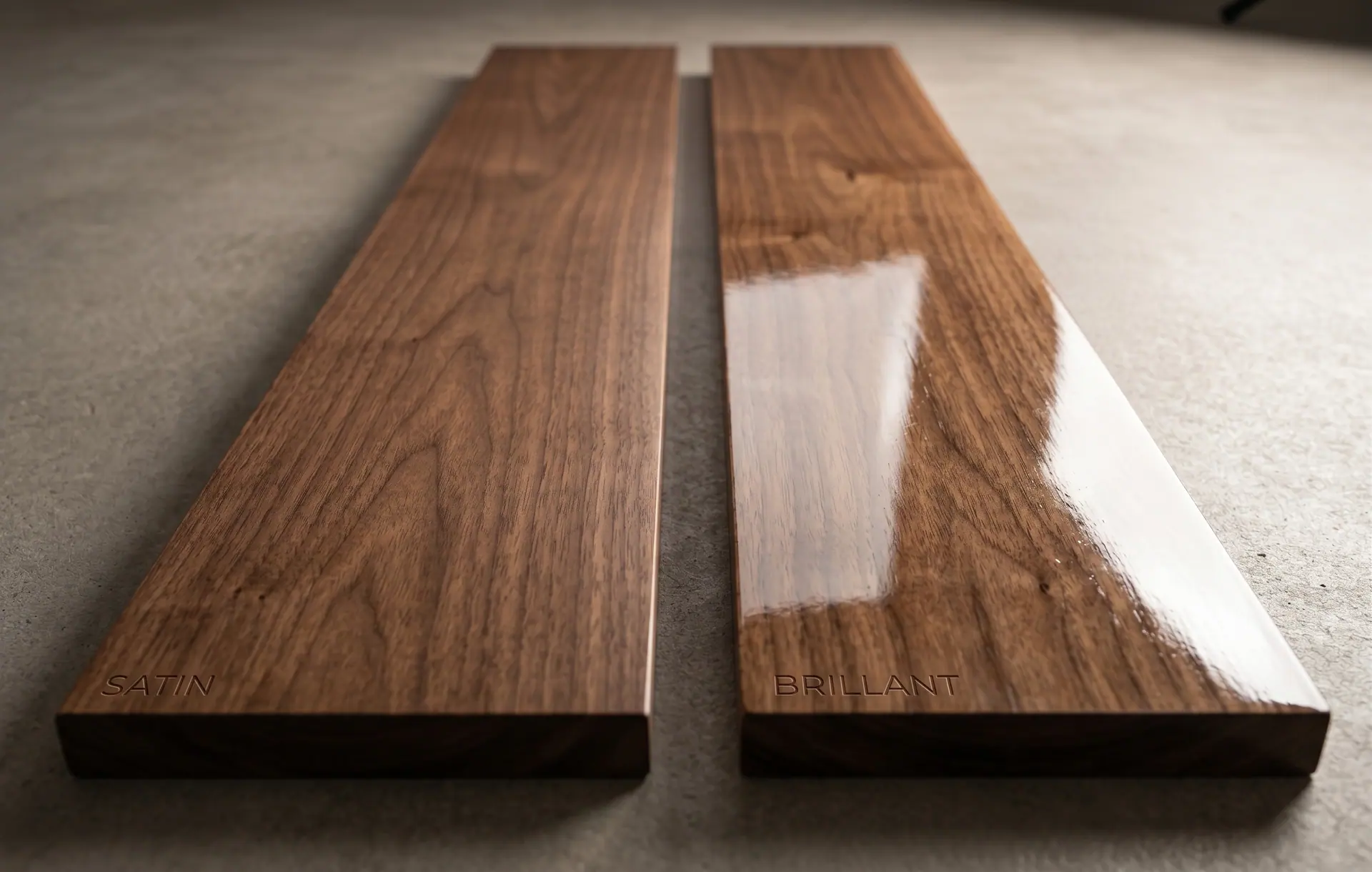 Due tavole in legno affiancate con le diciture stampate dentro l'immagine, SATIN e BRILLANT, che mostrano le due finiture a confronto