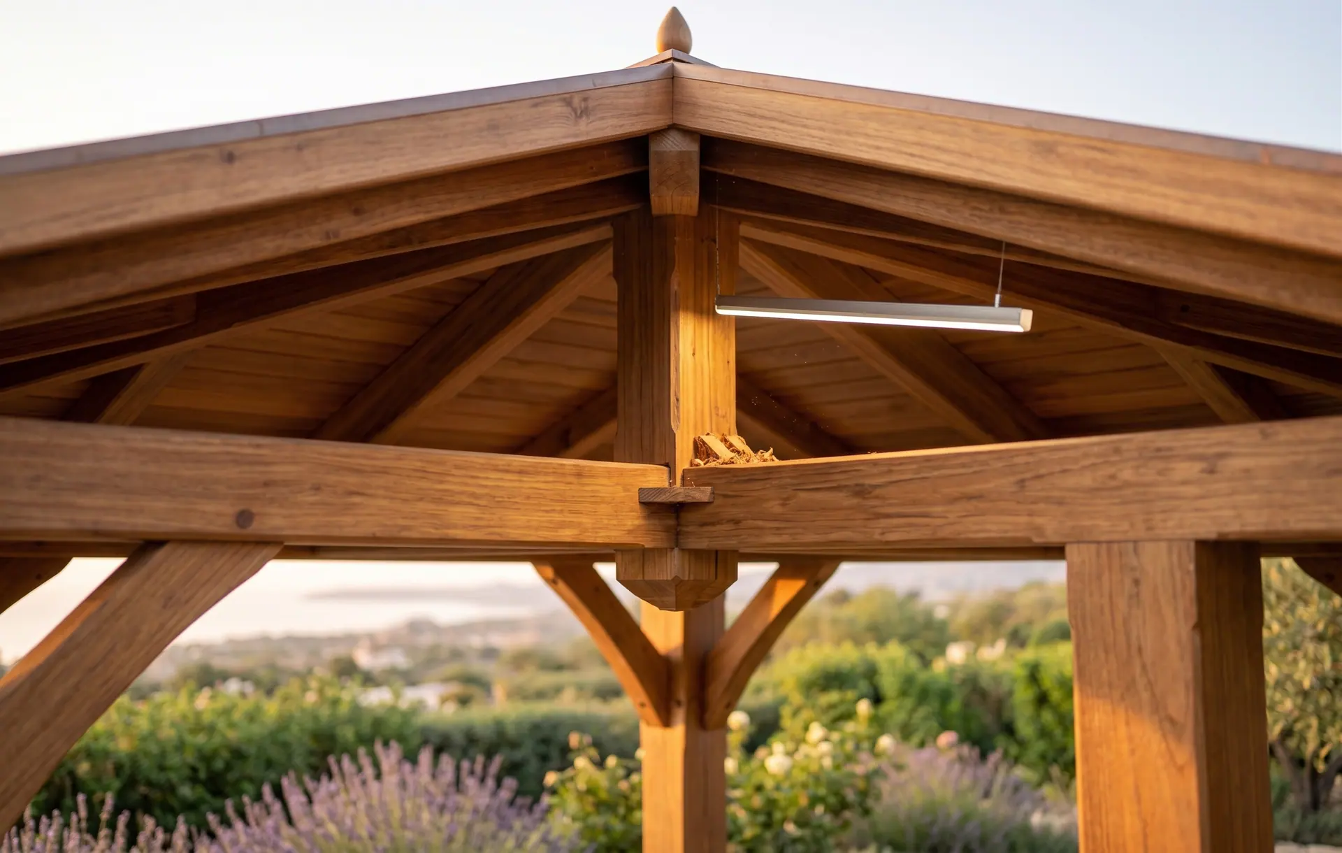 La travatura del tetto del gazebo vista dal basso, con gli incastri della carpenteria in vista