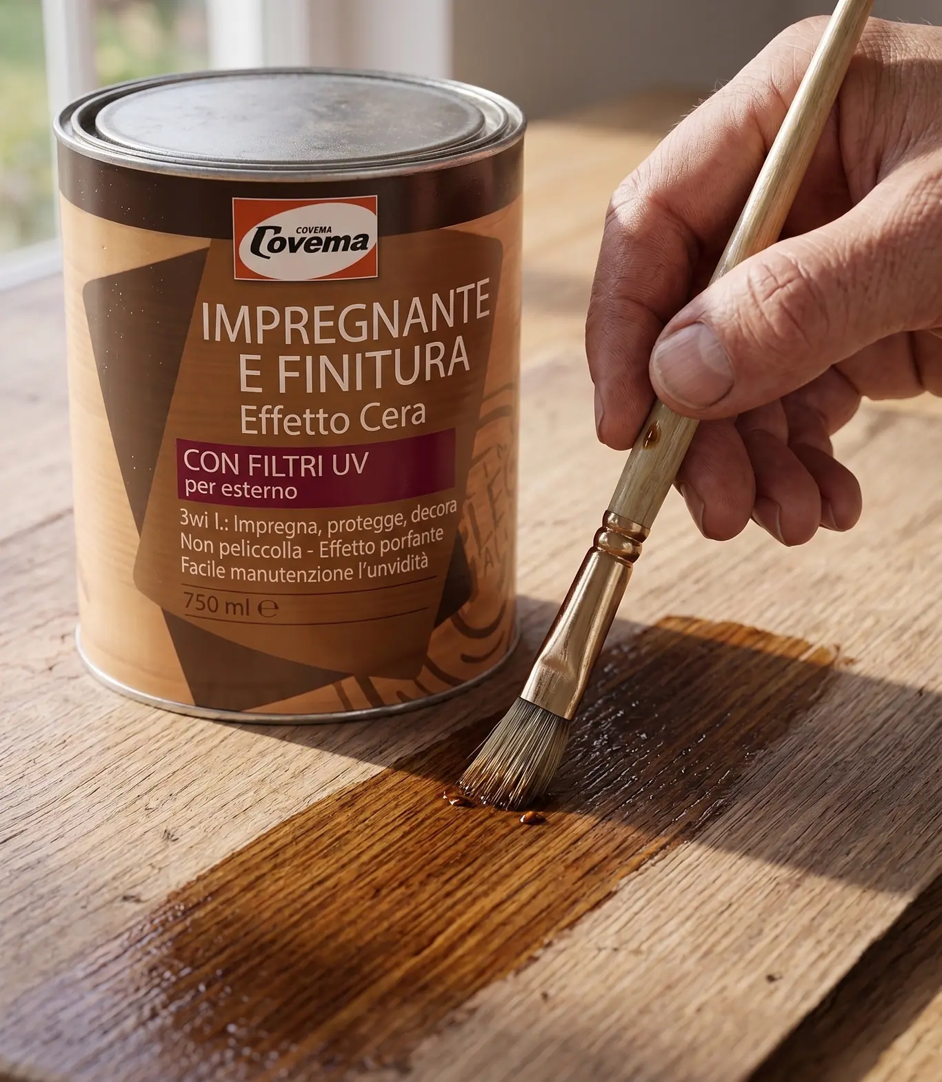 La latta dell'Impregnante e Finitura Effetto Cera con filtri UV, accanto a una mano che stende il prodotto a pennello su una tavola