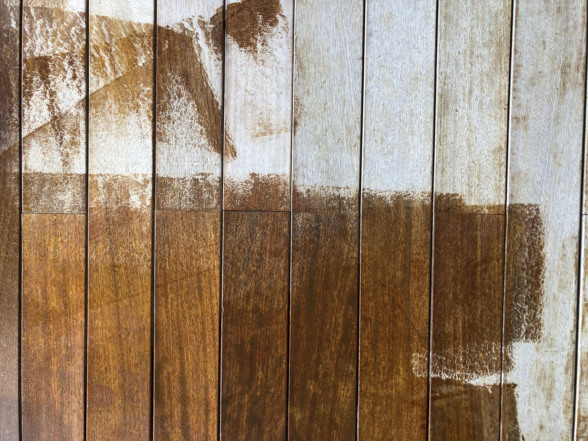 Assi di legno con parti chiare e parti scure